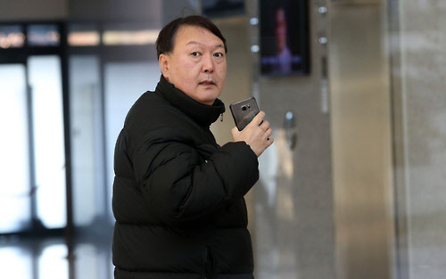 출근하는 윤석렬 검사
